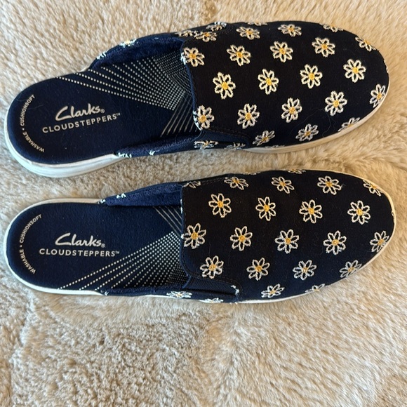 CLarks slip ons - Picture 4 of 6